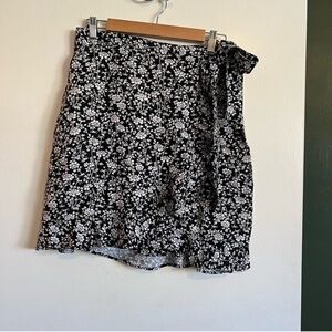 Loft black and white floral ruffle wrap front linen blend mini skirt 
size 4